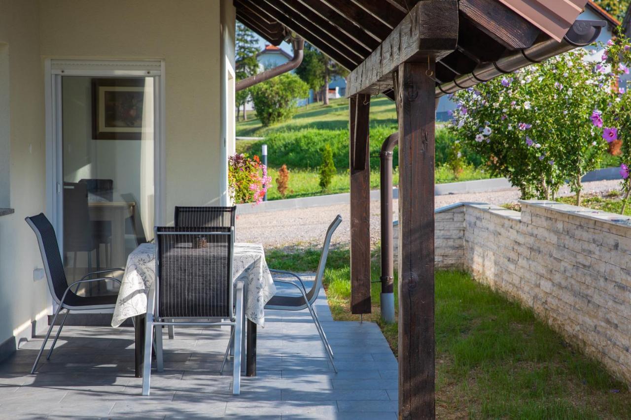 Apartmani Leptir Rakovica Esterno foto