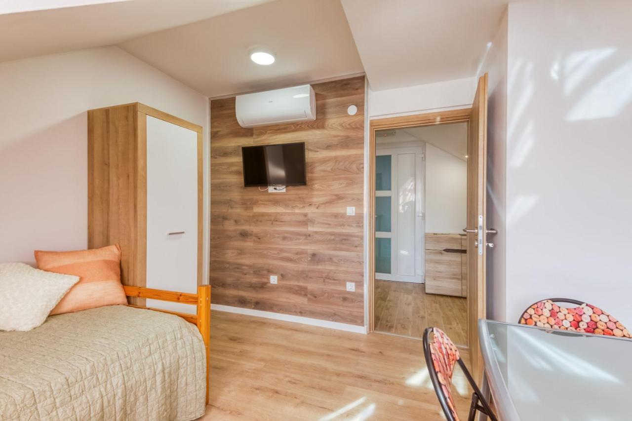 Apartmani Leptir Rakovica Esterno foto